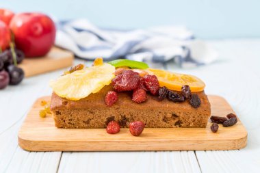 Ahşap üzerine meyveli kek