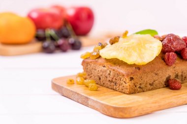 Ahşap üzerine meyveli kek