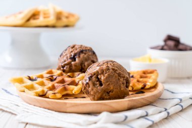 Çikolatalı dondurma waffle ile
