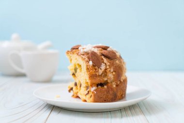 badem ile kuru üzüm Ekmek pasta