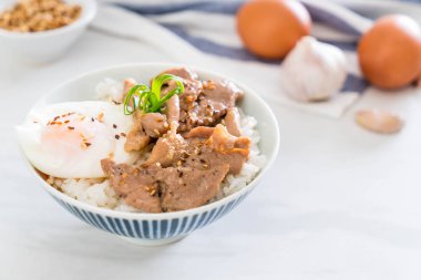 yumurta ile tepesinde pirinç Sarımsak soslu tavada kızartılmış domuz eti