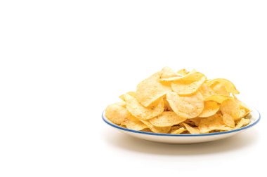 Beyaz arkaplanda patates cipsi