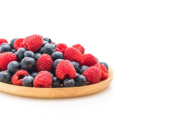 taze yaban mersini ve rasberry beyaz