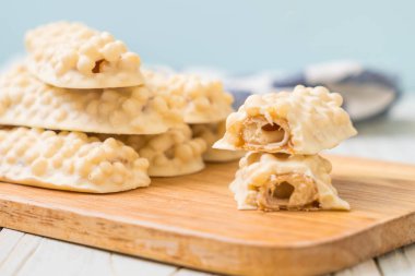 beyaz çikolata karamel ve gevrek gevrek bar ile