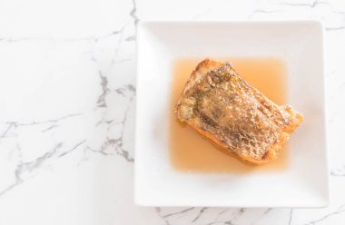 Kızarmış balığı balık balık sosu ile