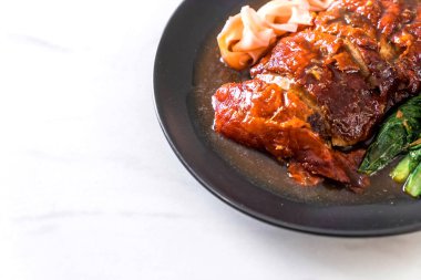 Kızarmış ördek masada.