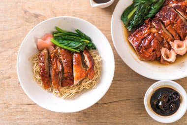 Kızarmış ördek erişte