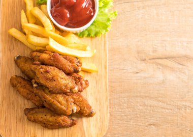 Kızarmış tavuk kanadı.