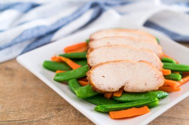 Yeşil bezelye ve havuç ile ızgara tavuk