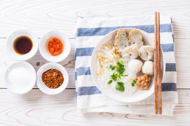 erişte çorbası balık top ile