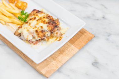 tavuk ve domuz eti biftek