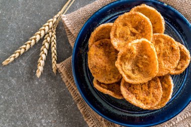 kurutulmuş rendelenmiş domuz etinin pirinç kraker