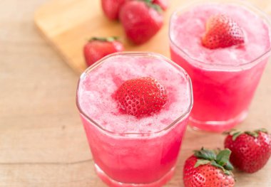 taze çilek smoothie 