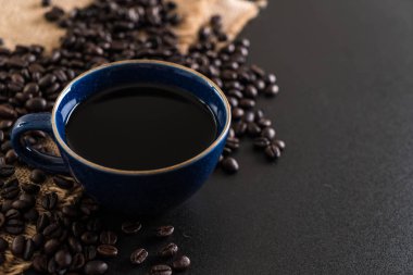 Kahve fincanı ve fasulye