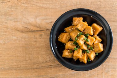 Kızarmış Tofu susam bir kase