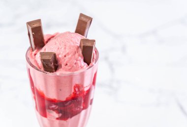 Çilekli dondurma dondurma 