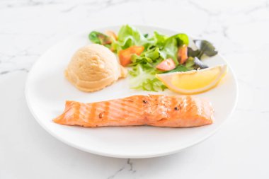 püre patates ve sebze ızgara somon biftek