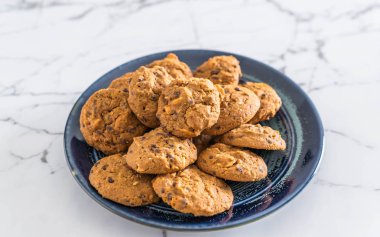 çikolata parçaları ve kaşu fındık kurabiye