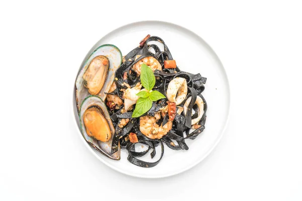 Spaghetti hitam atau pasta dengan makanan laut — Stok Foto