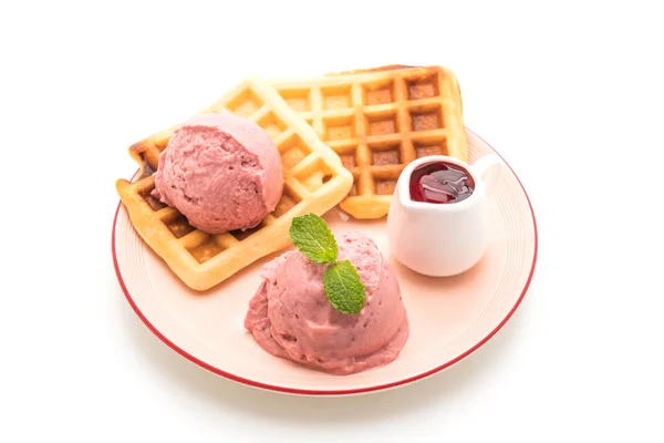 Strawberry icecream with waffle — Stock Photo, Image