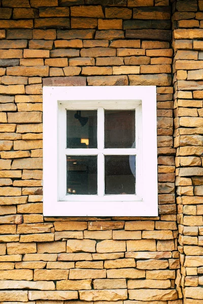 Біле вікно на цегляній стіні — стокове фото
