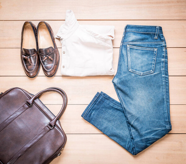 Одежда для мужчин на деревянном фоне
