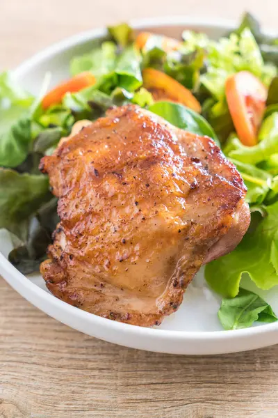 Bife de frango grelhado com salada de legumes — Fotografia de Stock