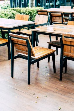 boş ahşap masa ve sandalye Açık Restoran