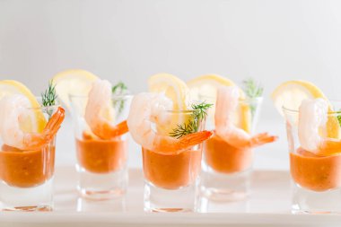 Karides kokteyl sosu ile