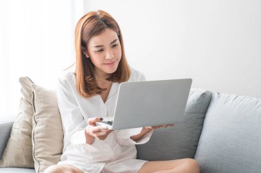 Asyalı kadın evde çalışma 