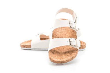 Beyaz arka plan üzerinde unisex deri sandalet