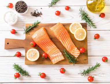 Limon domates Biberiye Biber ve tuz ile Çiğ somon fileto 