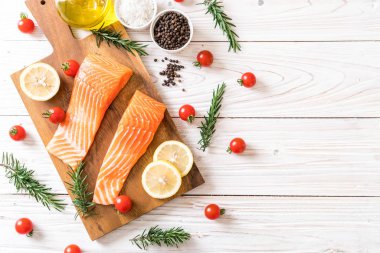 Limon domates Biberiye Biber ve tuz ile Çiğ somon fileto 