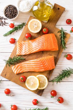 Limon domates Biberiye Biber ve tuz ile Çiğ somon fileto 