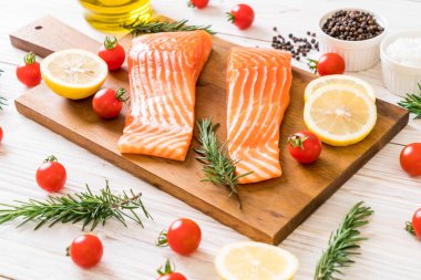 Limon domates Biberiye Biber ve tuz ile Çiğ somon fileto 