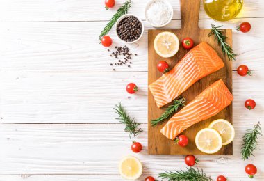 Limon domates Biberiye Biber ve tuz ile Çiğ somon fileto 