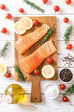 Limon domates Biberiye Biber ve tuz ile Çiğ somon fileto 