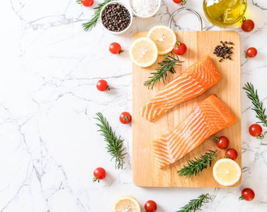 Limon domates Biberiye Biber ve tuz ile Çiğ somon fileto 