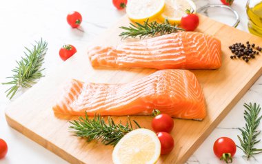 Limon domates Biberiye Biber ve tuz ile Çiğ somon fileto 