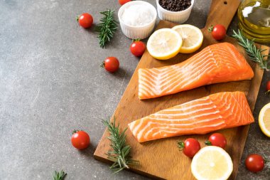 Limon domates Biberiye Biber ve tuz ile Çiğ somon fileto 