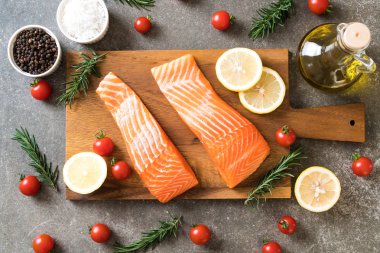 Limon domates Biberiye Biber ve tuz ile Çiğ somon fileto 