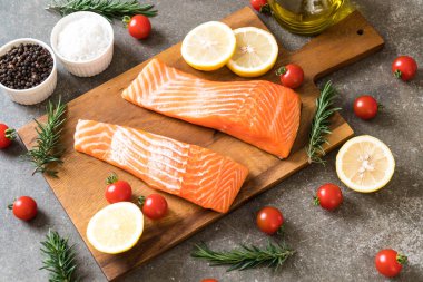 Limon domates Biberiye Biber ve tuz ile Çiğ somon fileto 