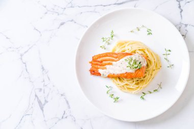 Kızarmış som balığı spagetti