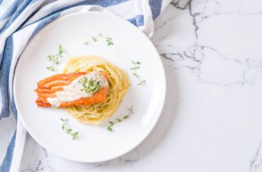 Kızarmış som balığı spagetti