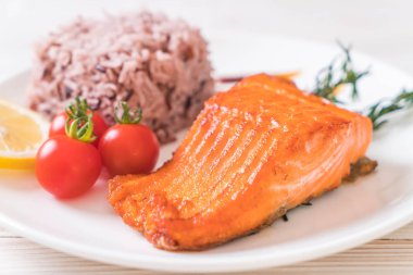 Berry pilavlı somon Steak 