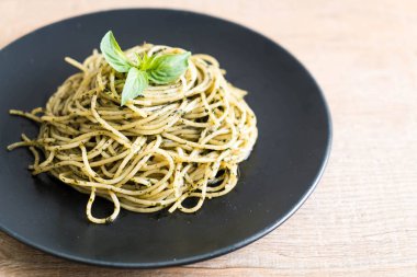 Spagetti fesleğen pesto ile