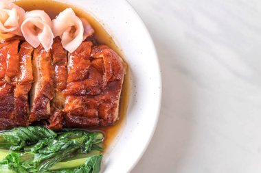 Kızarmış ördek masada.