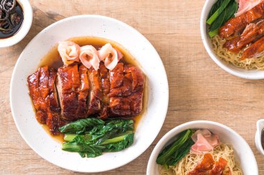 Kızarmış ördek masada.