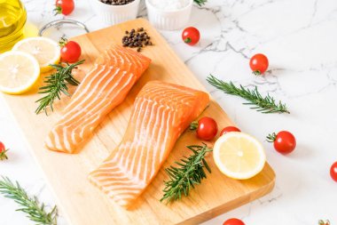 Limon domates Biberiye Biber ve tuz ile Çiğ somon fileto 