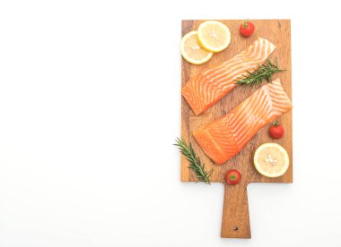 Limon domates Biberiye Biber ve tuz ile Çiğ somon fileto 